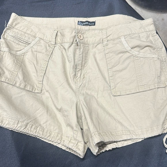 Tan lightweight shorts with cinched at hemline of each leg. Great pockets - Picture 1 of 5